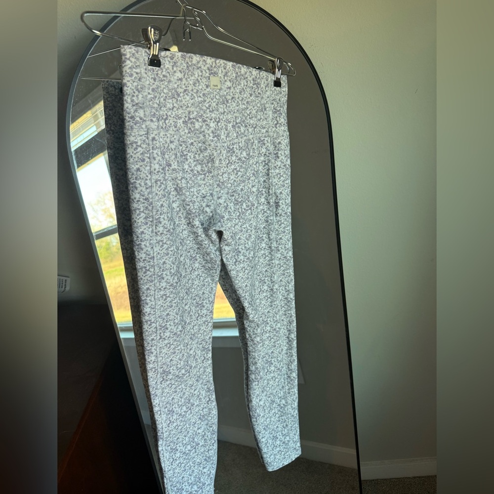 NWOT Vuori Leggings in White and Purple Floral medium